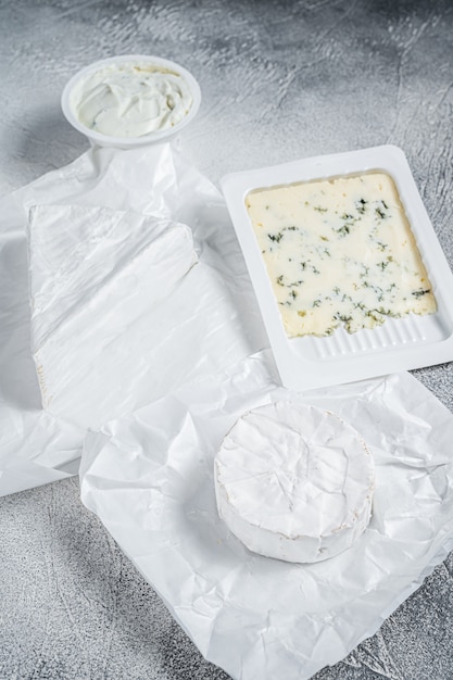 Variété de sortes de fromages sur table de cuisine, brie, camembert, gorgonzola et fromage bleu crémeux