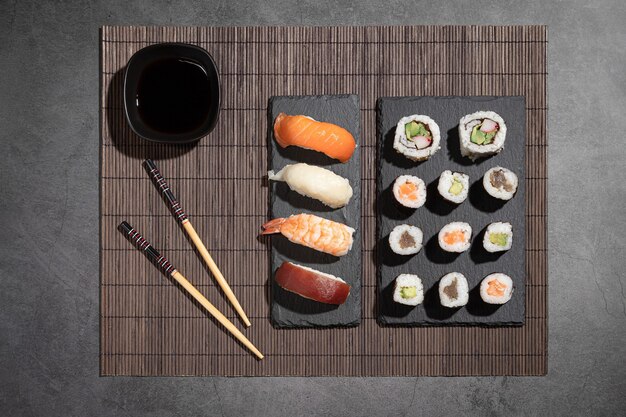 Variété de sushis sur fond sombre. Vue de dessus. Cuisine japonaise typique.