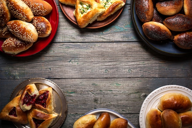 Variété de tartes sur assiettes