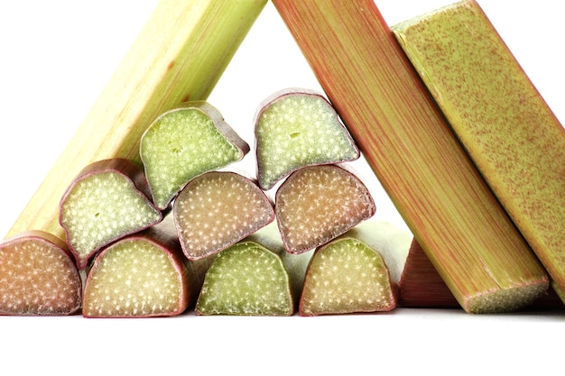 Photo variété de tiges de rhubarbe de couleurs variées du vert pâle au rouge foncé isolées sur fond blanc