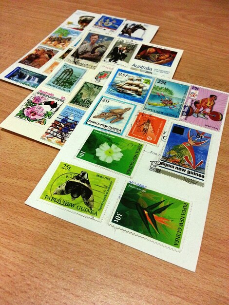 Photo variété de timbres sur table en bois