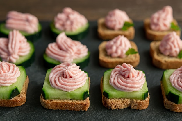 Variété de toasts au tarama sur un gros plan d'ardoise