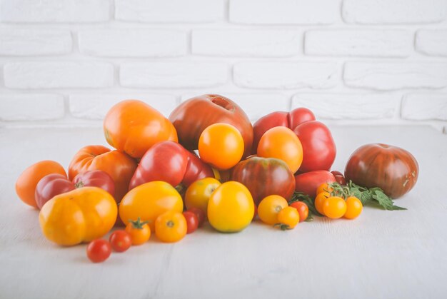 variété de tomates biologiques mûres et colorées