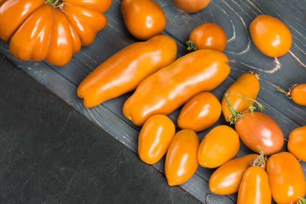 Variété de tomates colorées fraîches