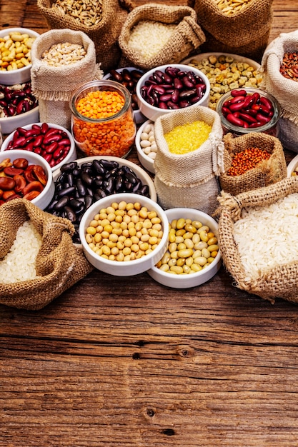 Variété variée de grains dans des sacs bruns