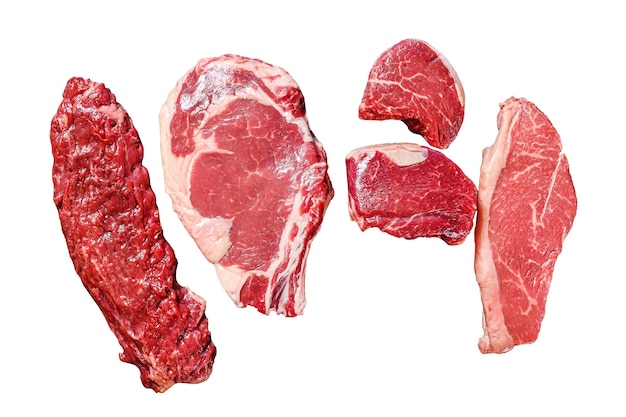 Variété de viande bovine angus noire crue steaks filet Mignon ribeye Striploin et jupe ou machette isolé sur fond blanc Vue supérieure