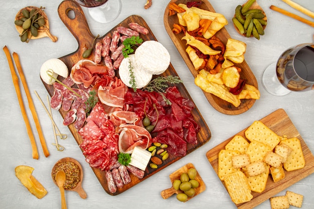 Variété de viande sur une planche de bois