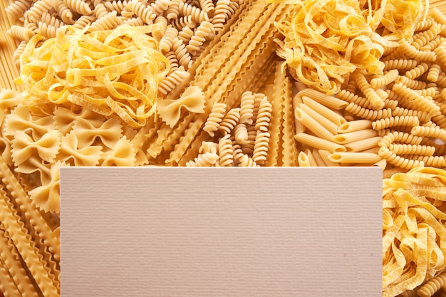Variétés assorties de papier peint de pâtes. Mélanger des macaronis, des spaghettis avec un espace vide pour le texte