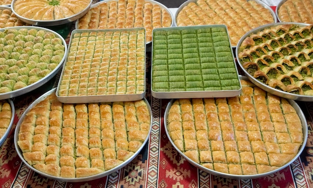 Variétés de baklava à la pistache de Turquie Gaziantep, desserts traditionnels.