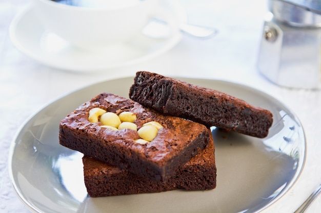 Variétés de brownies au chocolat par une tasse de café