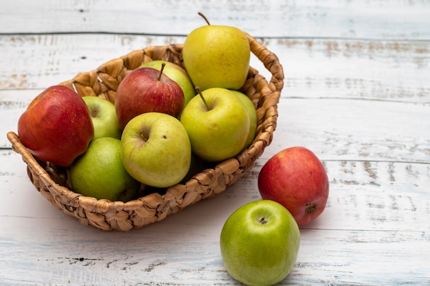 Variétés de pommes en panier bio