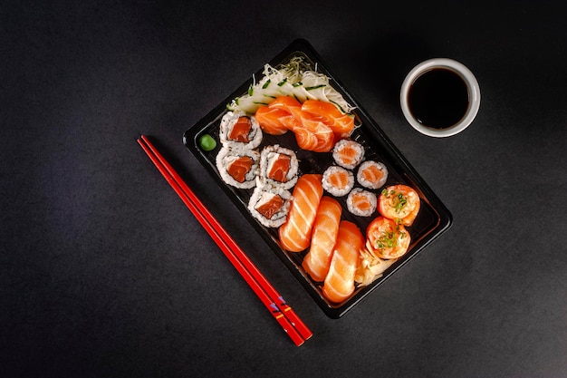 Photo variétés de saumon sushi sashimi sushi onigiri jhow sakemaki et uramaki philadelphie