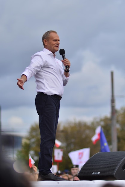 Photo varsovie pologne 1er octobre 2023 donald tusk lors des plus grandes manifestations vues en pologne