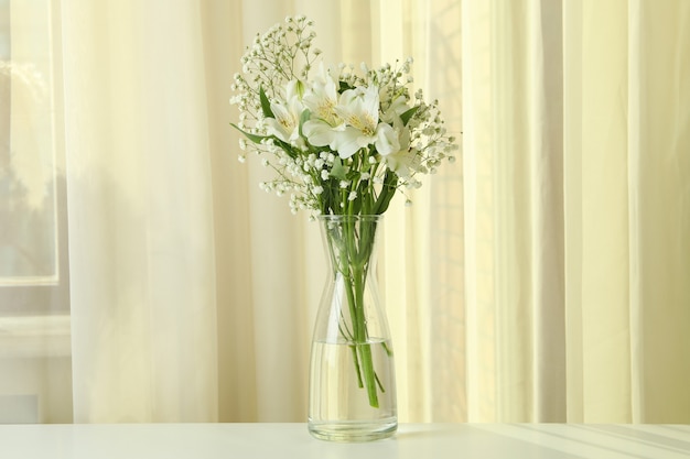 Vase avec de belles fleurs d'alstroemeria et de gypsophile