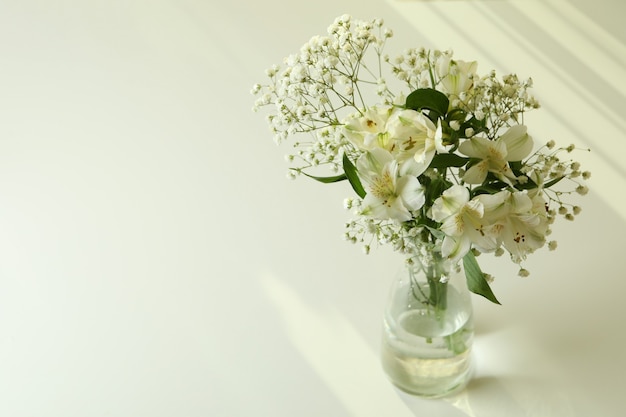 Vase avec de belles fleurs d'alstroemeria et de gypsophile