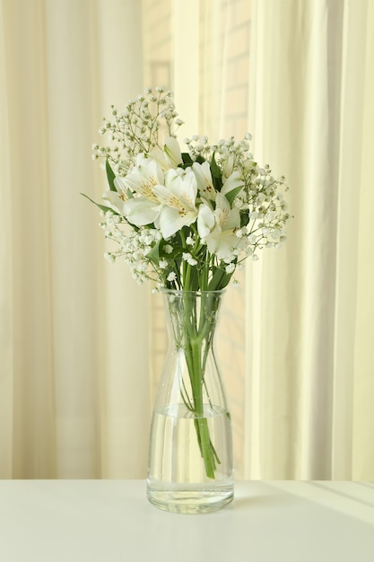 Vase avec de belles fleurs d'alstroemeria et de gypsophile