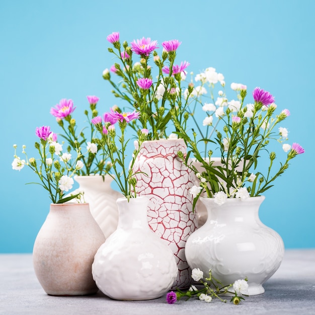 VaseÃ ‹avec de belles fleurs sur table lumineuse