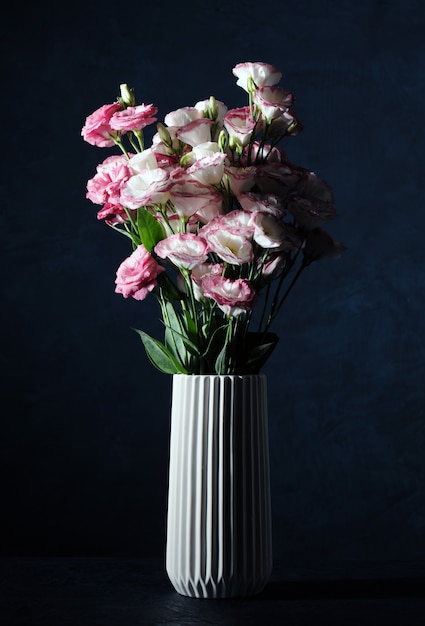 Vase avec de belles fleurs