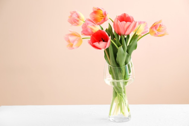 Vase avec de belles tulipes sur table