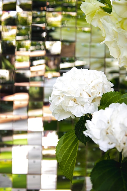 Vase blanc avec des fleurs dans un restaurant servi à table Panier avec des fleurs fleuristerie de mariage kibana