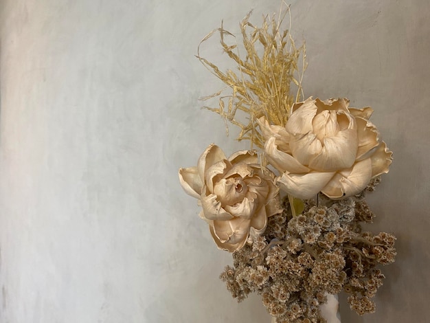 Photo un vase blanc avec des fleurs dessus
