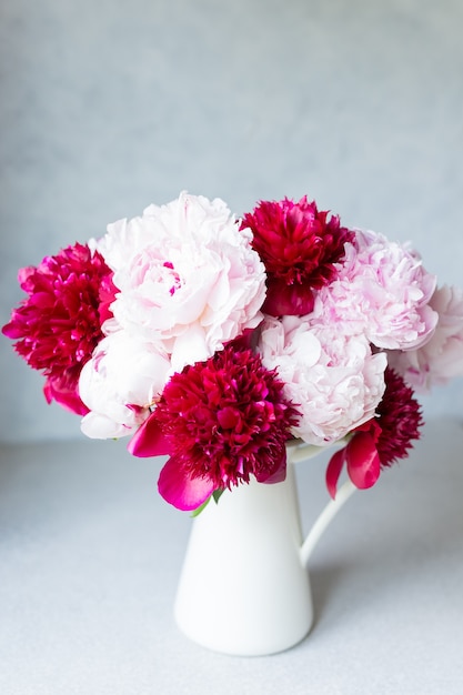 Vase avec bouquet de belles pivoines sur table dans la chambre, gros plan