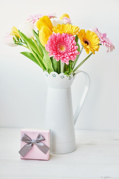 Vase avec bouquet de belles tulipes et gerberas avec coffret rose