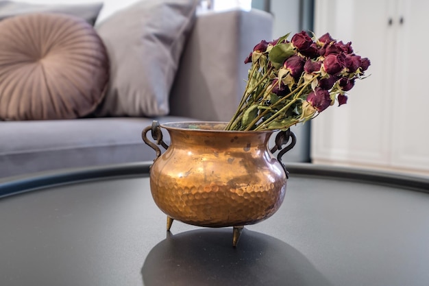 Vase avec un bouquet de fleurs à l'intérieur