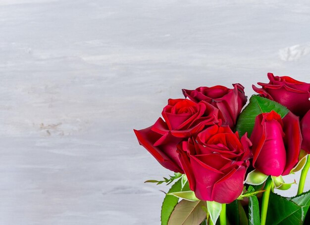 Photo vase bouquet de roses saint valentin avec fond blanc