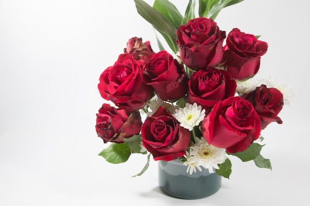 Vase de bouquet rouge Roses dans un seau en aluminium sur fond blanc.