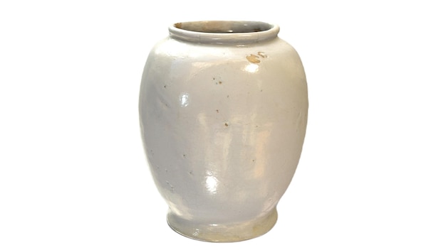Un vase en céramique blanche avec un petit trou au milieu.