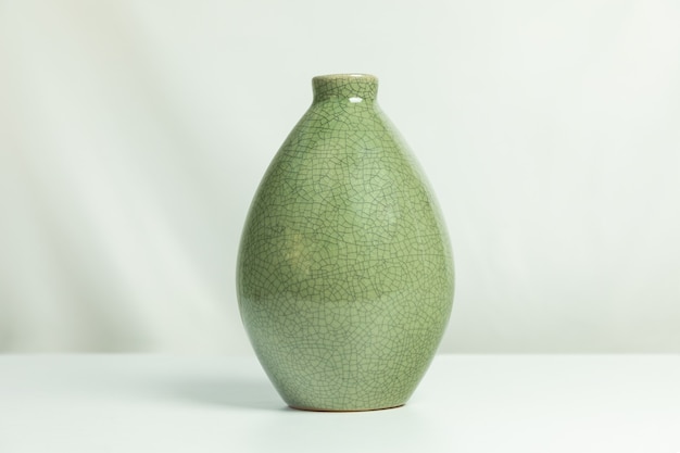 Vase en céramique vert isolé sur blanc