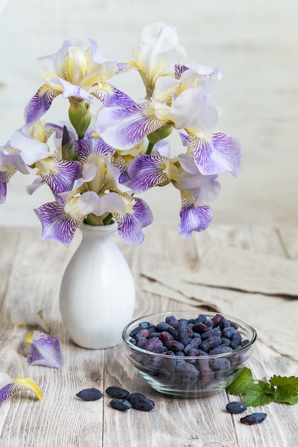 vase chèvrefeuille sur table en bois avec baie