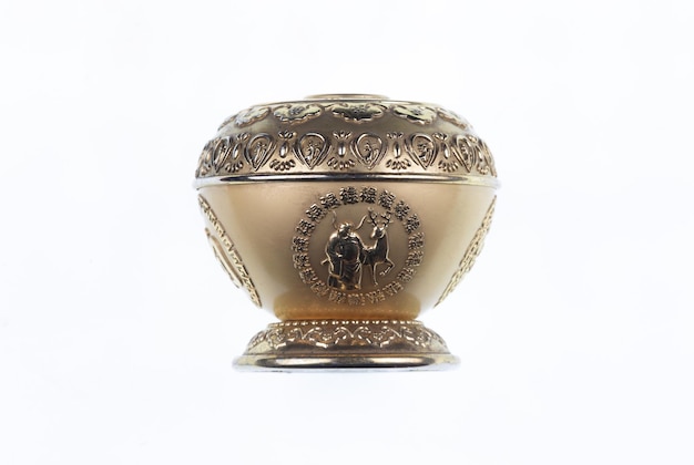 Vase chinois doré décoratif isolé sur fond blanc
