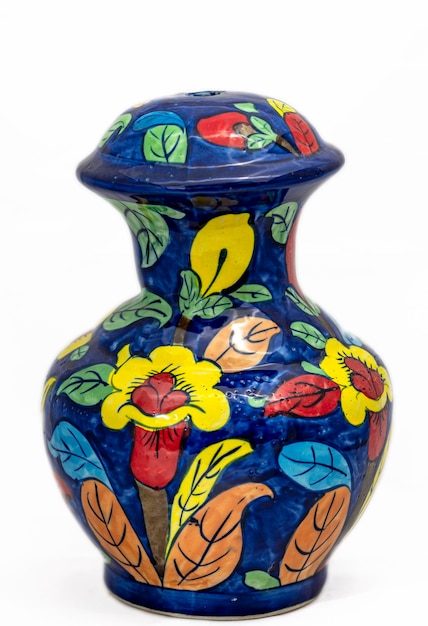 Un vase coloré avec un motif floral dessus