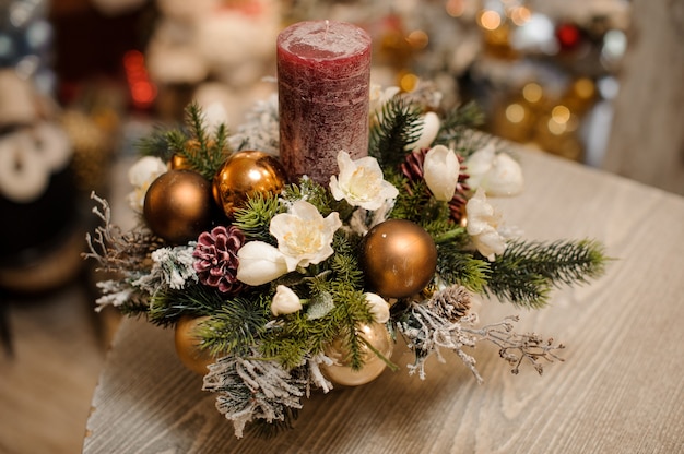 Vase avec composition de décoration de Noël de fleurs et bougies