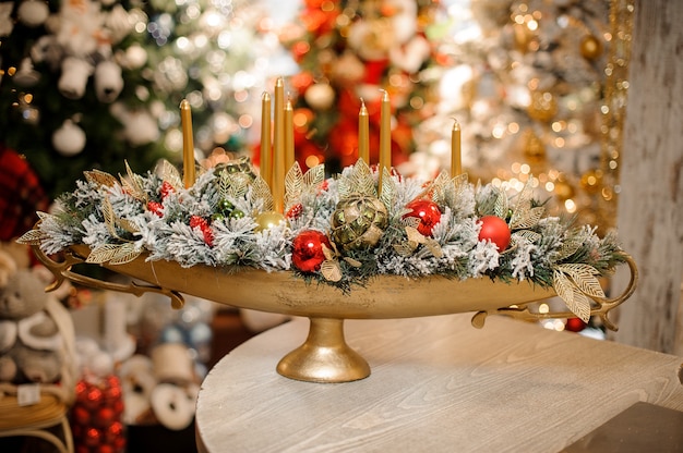 Vase avec composition de décoration de Noël de fleurs et bougies