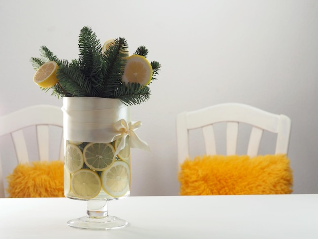 Vase décor branches de sapin et citron