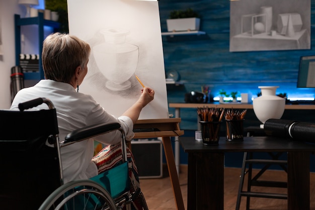 Vase dessin artiste âgé invalide sur toile à l'aide d'un crayon