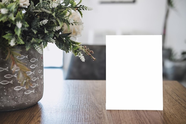 Photo vase de fleurs blanches en gros plan sur la table