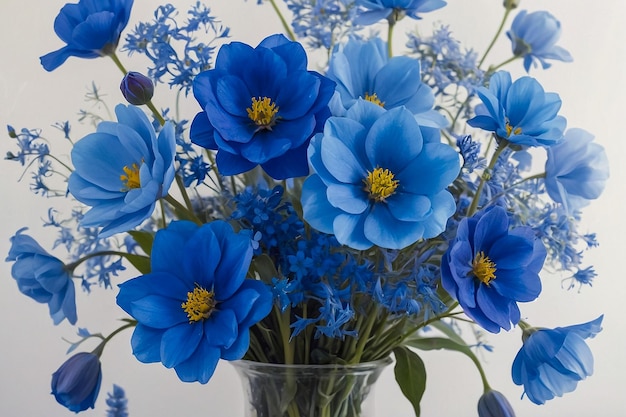 un vase de fleurs bleues avec des fleurs bleuses dedans