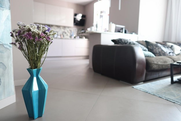 Vase avec des fleurs colorées à l'intérieur du concept de fleurs séchées design appartement