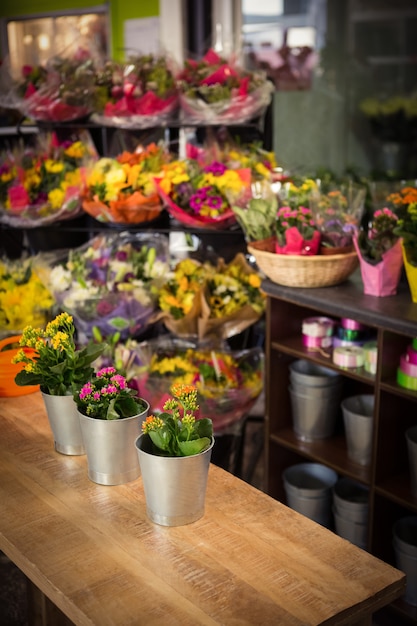 Vase à fleurs disposé sur un plan de travail en bois