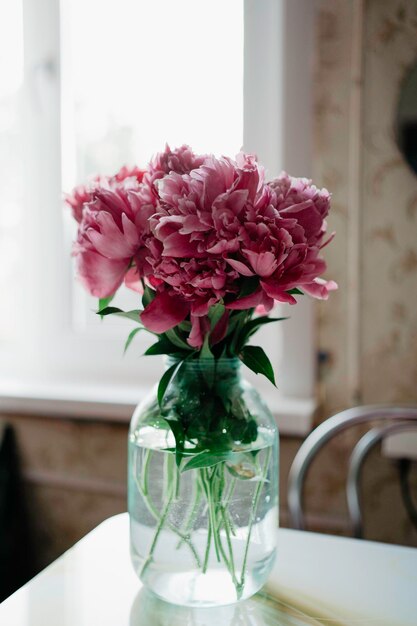 Photo vase à fleurs en gros plan sur la table