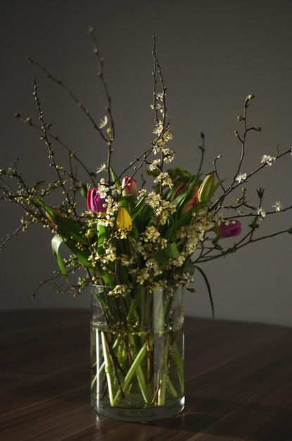 Vase à fleurs en gros plan sur la table