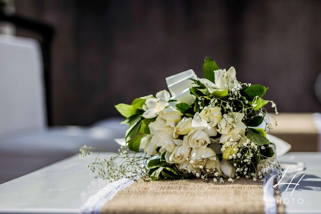 Photo vase à fleurs en gros plan sur la table