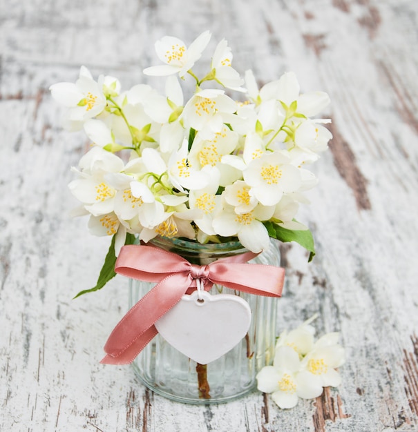 vase avec des fleurs de jasmin