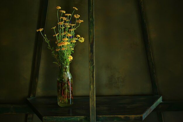 vase à fleurs nature morte, été saisonnier à l'intérieur de style vintage, fleurs jaunes sauvages