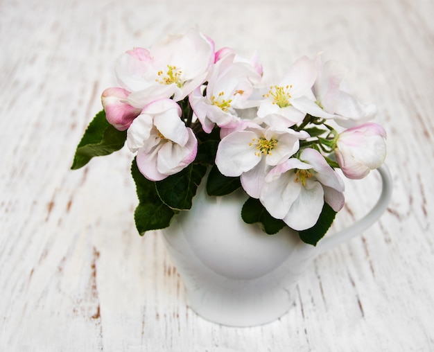 Vase avec des fleurs de pommier