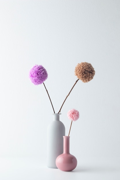 Vase à fleurs avec pompons